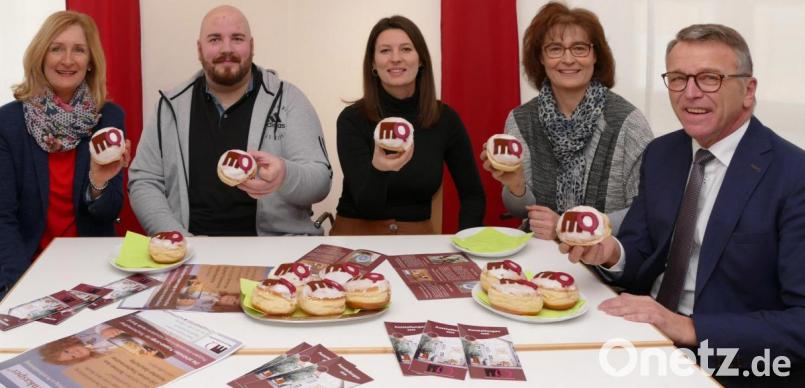Liebe geht durch den Magen – auch die zum MQ . Die Museumsquartier-Krapfen hat die Stadtbäckerei Maschauer speziell zur Pressekonferenz gebacken. Dass sie lecker schmecken, bestätigten Herta Zölch, Christoph Kick, Stefanie Süß, Erika Rahm und Franz Stahl (von links). Bild: tr