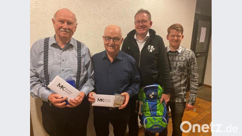 Siegerehrung nach dem Preisschafkopf: Im Bild von links Wolfgang Erhard, Josef Daubenmerkl, Christian Kastner und Maximilian Kastner. Bild: exb