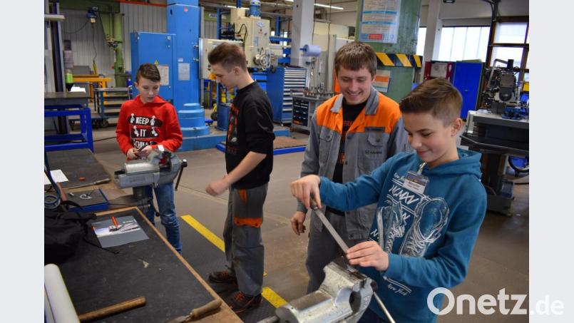Mit Hilfe der Azubis im dritten Lehrjahr fertigten die Schüler der Klasse 8b (Mathe-Zweig) an einer Station ein Traktormodell, das am Ende an den Quiz-Sieger verlost wurde. Bild: szl