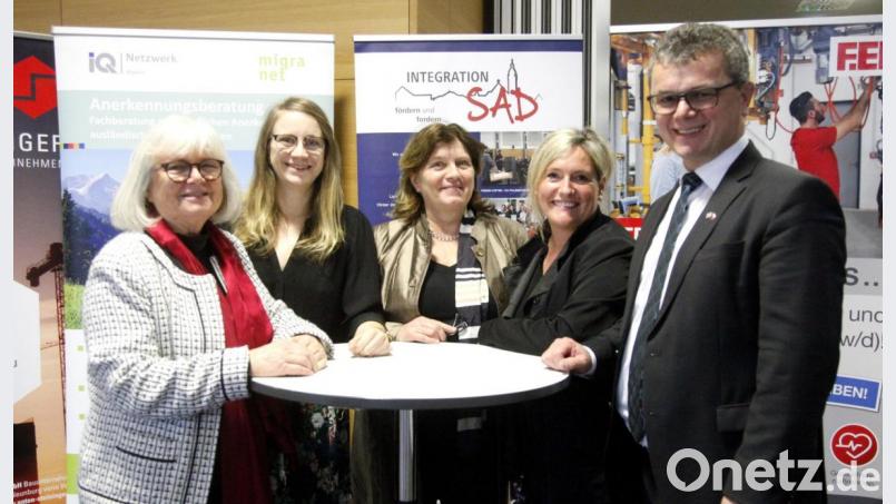 Die Referenten Anne-Marie von Hassel, Manuela Dorsch, Anne Güller-Frey, Elke Reinhart und Bürgermeister Martin Birner (von links) leiteten die Gesprächskreise beim &quot;Bayerischen Fachkräfteforum&quot; in Neunburg vorm Wald. Bild: Hirsch