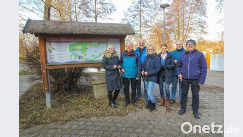 Anlässlich des 20. Jubiläums des städt. Rutengänger-Lehrpfades stellte Kursleiter Karl Dietl vor der großen Info-Tafel mit dem Leiter der Tourist-Information Werner Dietrich das aktuelle Lehrpfad-Team vor. Das Bild zeigt von links nach rechts: 
Sylvia Schönfelder, Karl Dietl, Werner Dietrich, Karin Meixensberger, Helga Mehltretter, Richard Hauser und Klaus Enslin. Bild: exb