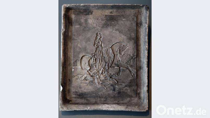 Historische Arbeitsform aus Gips für die Porzellanlithophanie „Sissi hoch zu Ross“. Bild: Wolfgang Steinbacher