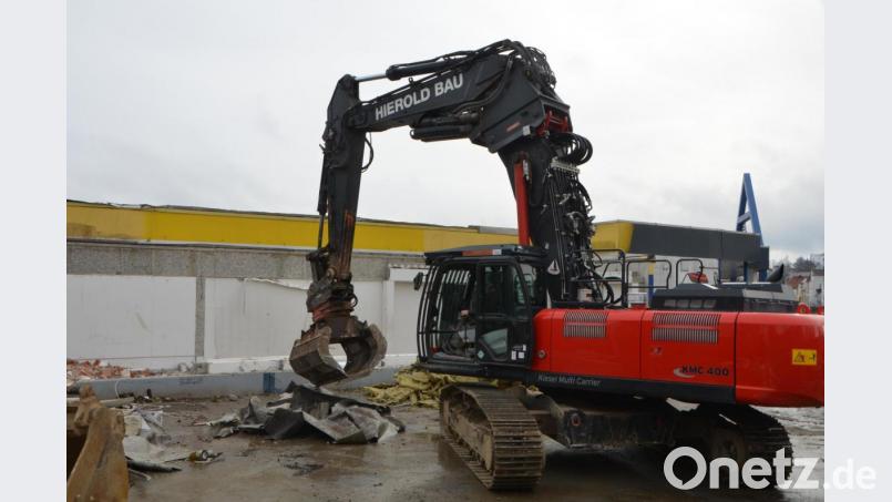 Große und kleine Bagger rücken seit Mittwoch dem E-Center an der Altenstadter Straße 10 auf die Pelle. Bald wird nichts mehr davon zu sehen sein. Bild: dob