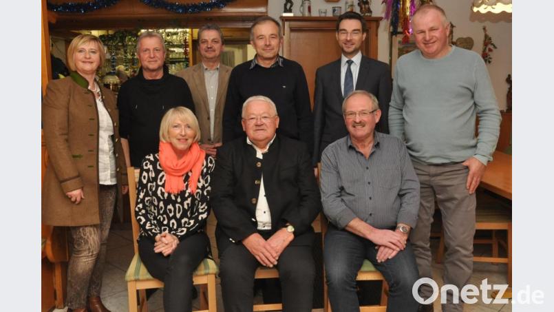 Der ehemalige Ortsvorsitzende und heutige Ehrenvorsitzende Josef Haberkorn (vorne, Mitte) durfte bei der Jahreshauptversammlung eine Ehrung für 50 Jahre Mitgliedschaft in der CSU entgegennehmen. Landtagsabgeordneter Stephan Oetzinger (hintere Reihe, Zweiter von rechts) würdigte die herausragenden Leistungen des Altenstädters. Neben Haberkorn bekamen auch etliche Mitstreiter eine Ehrung von Vorsitzender Martha Bauer (links) und Bürgermeister Andreas Wutzlhofer (hintere Reihe, Dritter von links). Bild: dob