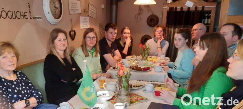 Zu einem Kaffeekränzchen in „Gerdas Brotzeitstüberl“ am Schlößl hatte der Ortsverband von Bündnis 90/Die Grünen um Bürgermeisterkandidatin Ute Döhler (Dritte von links) eingeladen. Bild: exb