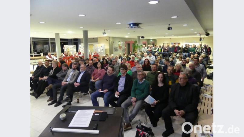 Circa 150 Besucher erleben bei der Bürgerversammlung einen informationsreichen Abend. Bild: rn