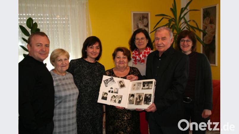 Glückwünsche zur Goldenen Hochzeit: Im Bild von links Sohn Alexander, Frieda Schrempfs Schwester Maria, Schwiegertochter Larissa, das Jubelpaar Frieda und Eduard Schrempf, dahinter Bürgermeisterin Friederike Sonnemann und rechts Pfarrerin Cornelia Kraft. Bild: fpoz
