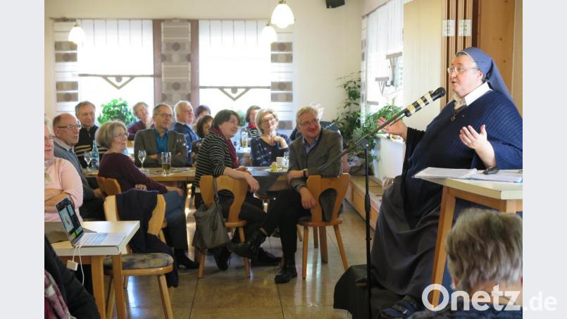 „Ich wünsche Ihnen, dass Sie immer wieder Ihre Sorgen für einen Moment vergessen oder befreiter damit umgehen können“ sagte Schwester Teresa bei ihrem Vortrag in Kötzersdorf. Bild: jzk