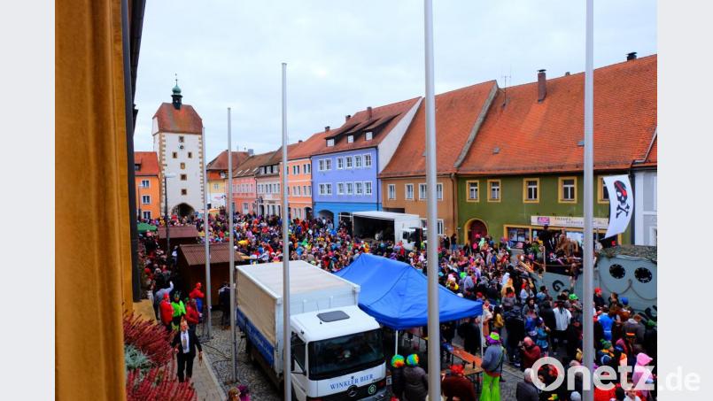 Auch heuer findet nach dem Faschingszug wieder die große Party mit der Vilsecker Band Keine Ahnung auf dem Marktplatz statt. Bild: Stefanie Gradl
