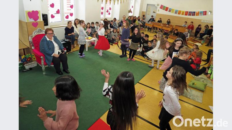 Bei einer stimmungsvollen Abschiedsfeier mit der AG Tanz an der Gerhardinger-Schule verabschiedet sich die Schulgemeinschaft von Rektorin Anna Kellner. Bild: Dobmeier