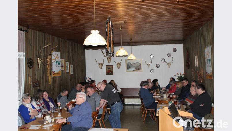 Die Zoiglstube in Pfaben war gut gefüllt, als Bürgermeisterkandidat Bernhard Schmidt (FW) seine Ziele für die Stadt und den Steinwald vorstellte. Bild: fks