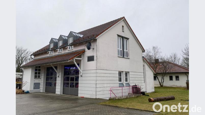 Über den Kellerabgang drang Wasser durch die Eingangstüre in den Keller ein. Ein Anbau, dieser den Treppenabgang überdacht, soll auf der freien Fläche rechts vom Gebäude erfolgen. Bild: nza