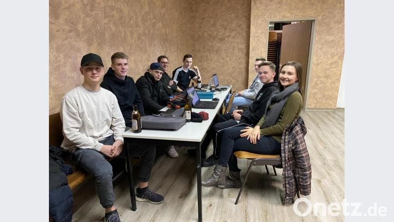 Jeden Montag trifft sich der Burschenverein im Gemeindesaal. Von Dezember an geht es nahezu ausschließlich um die Faschingszeitung „Narrenspiegel“. Ganz hinten im Bild der Vorsitzende Tobias Zenger, der seit fünf Jahren die Zeitung verantwortet. Bild: Eichl