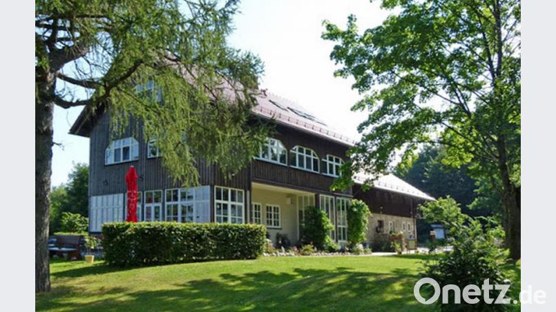 In das idyllisch gelegene Marktredwitzer Haus soll bald wieder neues Leben einkehren: Martina von Waldenfels hat dieses Unterkunftshaus des FGV erworben. Der Hauptverein wird die Erlöse aus dem Verkauf unter anderem für den Unterhalt an weiteren FGV-Häuser zu nutzen. Bild: Florian Miedl/fph