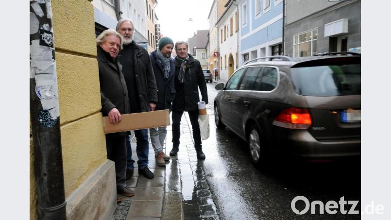 Wo der Rollator an seine Grenzen stoßen würde: Wenn der Bürgersteig für die Fußgänger nur 58 Zentimeter misst, während daneben die Straße für die Autos 5,40 Meter breit ist. Hans Graf, Wolfgang Schimmel, Martin Frey und Albert Schindlbeck (von links) von der &quot;Liste Amberg&quot; plädieren aufgrund solcher Verhältnisse für eine Altstadt, die durchgehend verkehrsberuhigte Zone ist und gar keine Bürgersteige mehr braucht. Bild: Stephan Huber