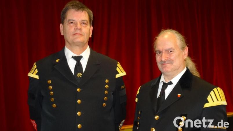 Zwei, denen die Musik am Herzen liegt: Der bisherige Leiter des Bergknappenorchesters Johannes Mühldorfer und sein Nachfolger Gerhard Böller (rechts). Bild: hka