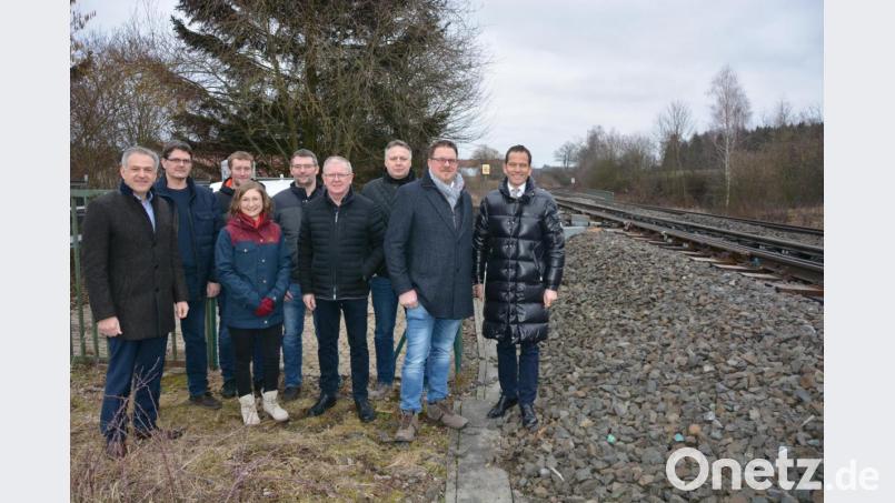 Lärmschutzmaßnahmen an der Bahntrasse waren Thema eines Gesprächstermins in Pechbrunn. Mit dabei waren (von rechts) Bundestagsabgeordneter Albert Rupprecht Bürgermeisterkandidat Stephan Schübel, CSU-Ortsvorsitzender Josef Hollmann und Bürgermeister Ernst Neumann sowie CSU-Landratskandidat Roland Grillmeier (links). Bild: jr
