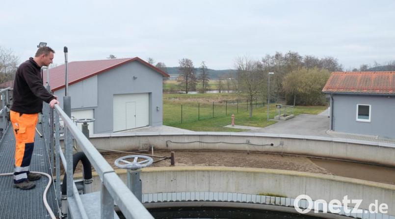 Die beiden Gemeinden Schwarzach bei Nabburg und Stulln betreiben zur Abwasserbeseitigung die Kläranlage südlich von Wölsendorf. Stellvertretender Klärwärter Helmut Sorgenfrei überblickt von der Bühne aus die Anlage mit dem Betriebsgebäude, das Belebungs- und Nachklärbecken sowie die neu errichtete Werkstatt (links). Bild: ohr