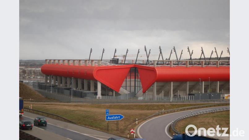 Das rote Regensburger Fußballstadion bleibt ein Hingucker gleich neben der Autobahn. Der weiße Namens-Schriftzug fehlt allerdings seit Anfang des Jahres. Bild: gib