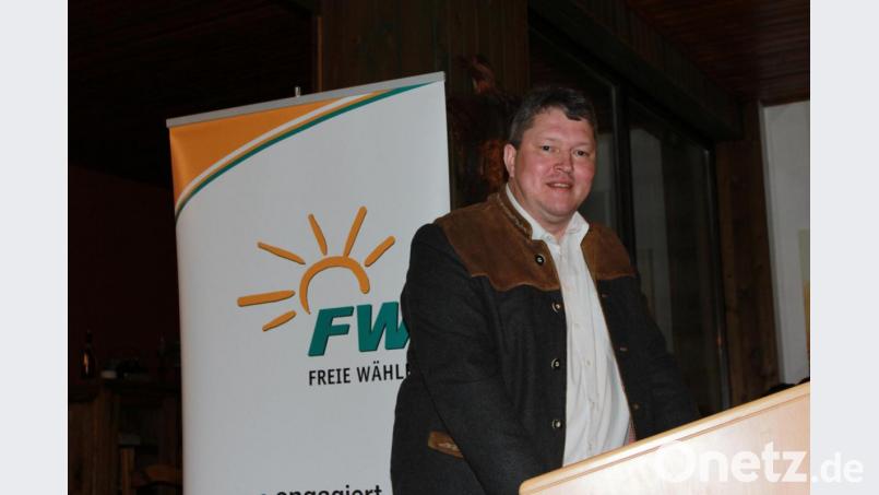 Bernhard Schmidt, Bürgermeisterkandidat der Freien Wähler, erläuterte den Gästen in der gut gefüllten Zoiglstube seine Pläne für die Steinwaldstadt. Bild: fks