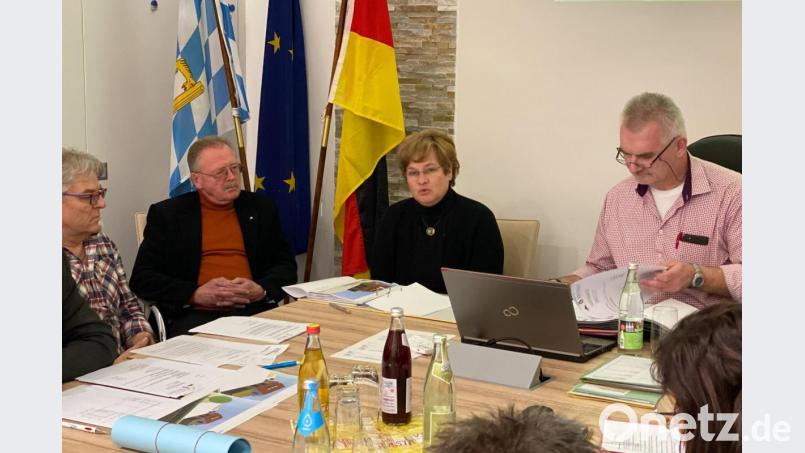 Helga Rembeck schilderte gemeinsam mit Architekt Richard Krauß (links) die Ursache für den Wasserschaden im Feuerwehrhaus dem Gemeinderat. Bild: nza