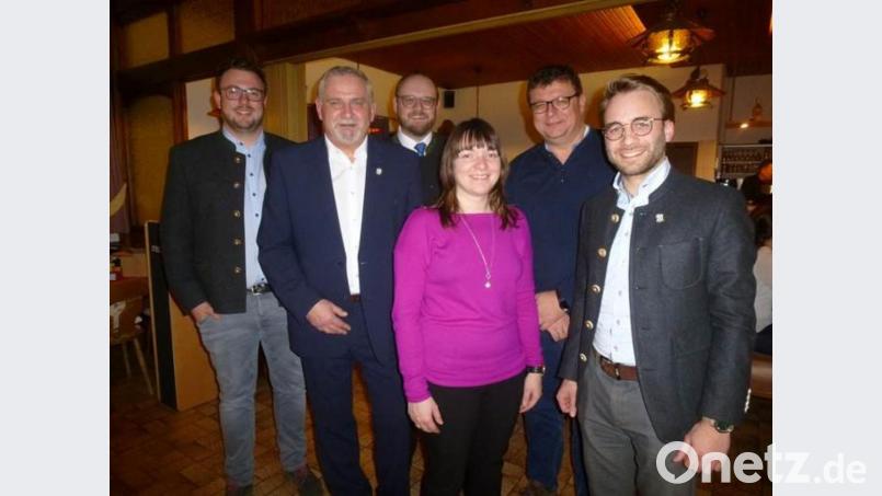 Sie schwören die Anhänger auf die kommende Wahl ein: Bürgermeister Ludwig Biller und Landrat Andreas Meier mit (von links) JU-Chef Julian Kraus, FU-Vorsitzende Nicole Presche und CSU-Chef Severin Hirmer. Bild: bk