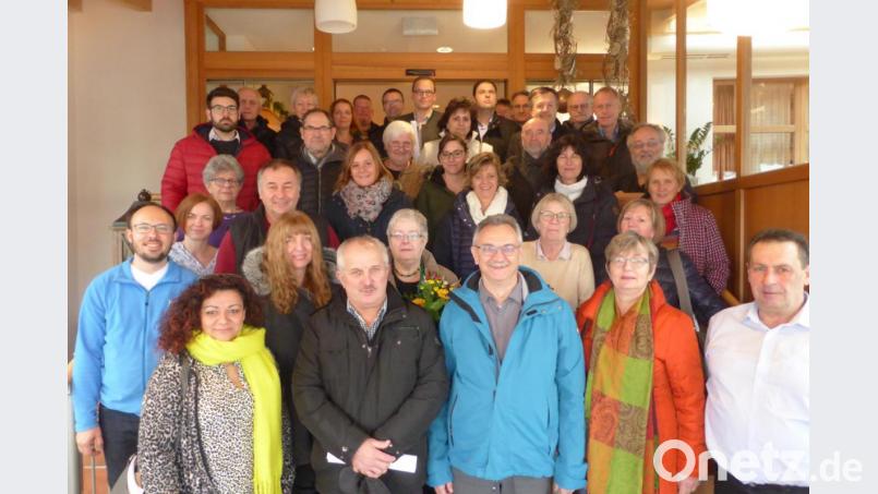 Nach dem intensiven Seminar stellen sich die Teilnehmer zum Gruppenbild mit den Moderatoren Armin Friedrich (vorne rechts), Christoph Reith (zweite Reihe, links) und Anke Martin (dritte Reihe, links). Bild: rtw