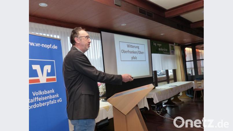 Friedrich Asen erweist sich als exzellenter Pflanzenfachmann, der den jungen Landwirten viele Tipps gibt. Bild: hme