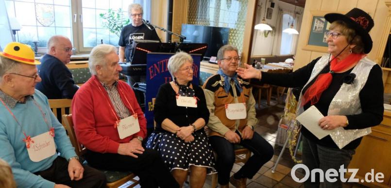 Tränen lachen die Senioren beim Sketch "Das Dorf" mit Karin Staschewski (stehend) und örtlicher Prominenz. Bild: le