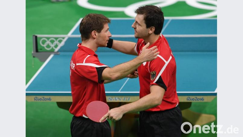 Bei den Olympischen Spielen in Rio 2016 standen sie im Doppel gemeinsam an der Platte: Am Sonntag sind Bastian Steger (links) und Timo Boll wieder einmal Gegner. Beim Bundesligaspiel in Maxhütte-Haidhof. Bild: Felix Kästle/dpa