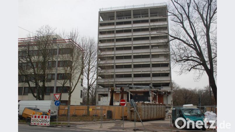 Nicht mehr lange stehen wird der Wirsing-Turm zwischen Hauptbahnhof und Altstadt. Der Abgang des ehemaligen Studentenwohnheims wird dramatisch. Bild: gib