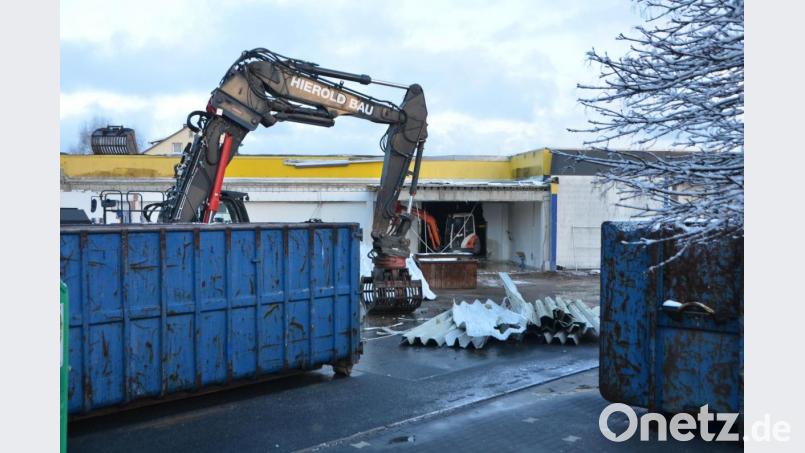Große und kleine Bagger rücken seit Mittwoch dem E-Center an der Altenstadter Straße 10 auf die Pelle. Bald wird nichts mehr davon zu sehen sein. Das Blechdach wurde zuerst entfernt. Bild: dob