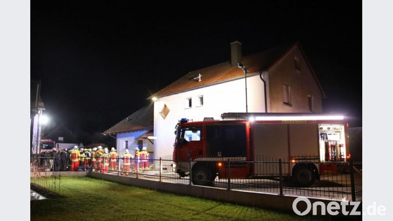 In der Kellerwohnung eines Mehrfamilienhauses in Schierling war am Donnerstagabend ein Feuer ausgebrochen. Ein Mann wurde sehr schwer verletzt. Bild: Alexander Auer