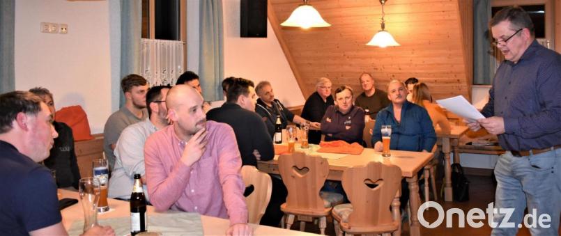 Der Vorsitzende der Freien Wähler, Thomas Schopf, sellt die Stadtratskandidaten im Gößenreuther Feuerwehrhaus vor. Bild: rgr