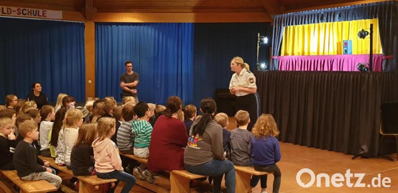 Die Polizei-Puppenbühne aus Weiden war im Zuge der Verkehrserziehung an der Grundschule Waldsassen zu Gast. Bild: Grundschule Waldsassen/exb