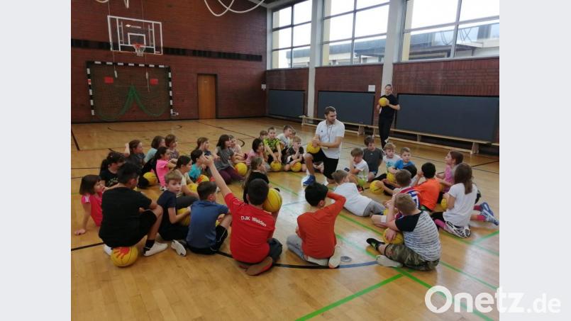 Zuerst gibt&#039;s eine Einführung für die Schüler, dann wird fleißig Basketball gespielt. Bild: exb
