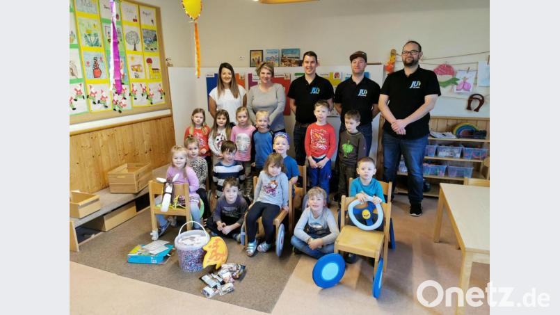 JU-Kassier Michael Kleber, Stellvertreter Andreas Karl, Vorsitzender Stefan Rupprecht (von rechts) und Verena Reindl (links) überreichen den Kindern um Leiterin Ramona Zangl (Zweite von links) Spielsachen. Bild: gz