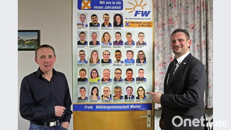 Vorsitzender Friedrich Janner (links) und Landratskandidat Tobias Groß (rechts) vor dem Wahlplakat der Freien Wähler in Mantel. Sie plädieren beide für Aufrichtigkeit gegenüber dem Wähler. Bild: jma