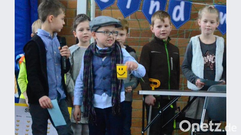 Die Klasse 2b spielt den Gästen vor, wie sie sich das so vorstellt, wenn Matthias Holl morgens mit einem Lächeln auf den Lippen in die Schule kommt. Bild: Kunz