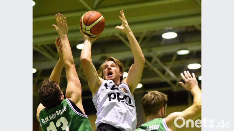 Jonas Meißner (Mitte) zieht zum Korb. Die Neustädter empfangen am Samstag die Reserve des Zweitliga-Spitzenreiters Niners Chemnitz. Bild: A. Schwarzmeier