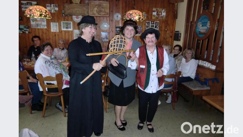 Für wahre Lachsalven sorgen Ursula Dadder (Pfarrer, von links), Christa Kausler (Ehefrau) und Agnes Horn (Ehemann) beim Sketch „Die Ehescheidung“. Bild: hai