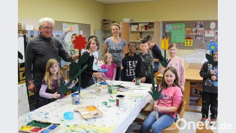 Die &quot;Stacheligen Kulmkids&quot; machen aus Holz bunte Tulpen und Sonnenblumen. Bild: lrh