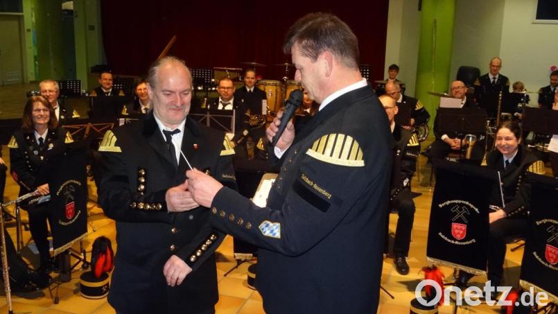 Gerhard Böller (links) übernimmt den Stab von Johannes Mühldorfer. Der Gebenbacher ist der neue Leiter der Bergknappen- oder Stadtkapelle Sulzbach-Rosenberg. Bild: hka