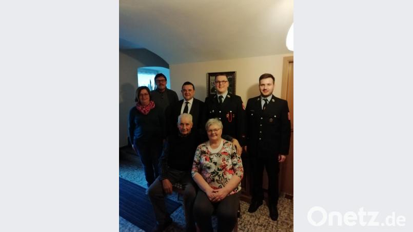 Alois Fischer feierte seinen 80.Geburtstag. Im Bild (von hinten links) Theresa Meindl und Johann Ziegler (Pfarrgemeinderat), Pfarrer Konrad Amschl, Stefan Schmidkonz und Lukas Gleißner (Feuerwehr Schwarzenbach) sowie der 
Jubilar Alois Fischer und Gattin Irmgard Fischer (von vorne links). Bild: exb