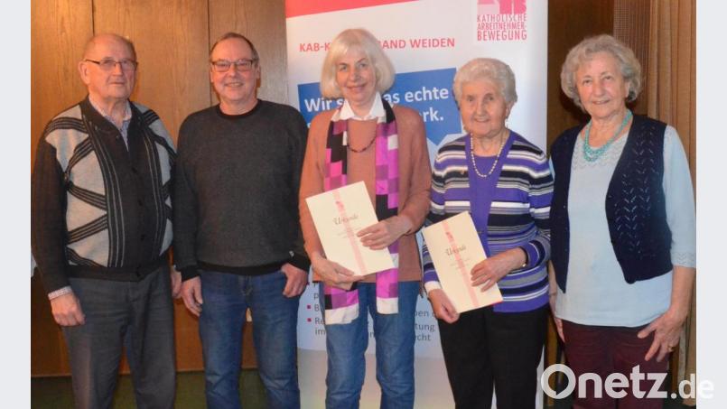 Die KAB Weiden-Ost ehrt langjährige Mitglieder mit (von links) Kassier Günter Meckl, Kreisvorsitzendem Hermann Stadler, Christa Burzer, Maria Reinert und Käthe Plommer. Bild: Kunz