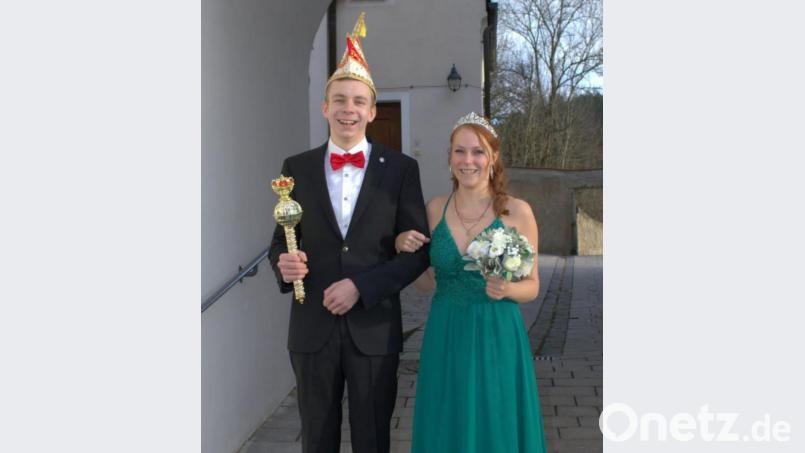 Das Prinzenpaar Milena I. (Milena Gruber) und Stefan I. (Stefan Held) ist bereits in großer Vorfreude auf den Höhepunkt der diesjährigen Faschingssaison in &quot;Groß-Seebarn&quot;. Bild: zth