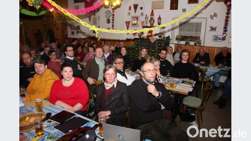 Bilder von den Kandidaten, der Imagefilm über Wiesau und vieles mehr: Beim Wahlabend der CSU waren auch Medien eingebunden, die Christoph Korb (vorne rechts) auf die Leinwand projizierte. Bild: wro