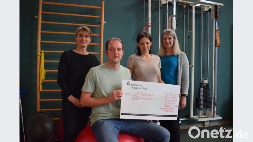 Das Team der Stiftland-Reha Haas spendete den Erlös seiner Massage-Aktion an den Verein „Sternenkinder“. Vorsitzende Beatrix Kempf (Zweite von rechts) nahm das Geld dankend an. Im Bild: (von links) Monika Haas-Lehner, Fabian Reiter, Beatrix Kempf und Julia Malzer. Bild: szl