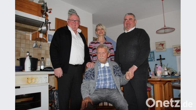 Als Erwin Kliem (sitzend) seinen 90. Geburtstag feierte, gratulierten ihm auch Bürgermeister Heinz Weigl (links) und Stadtpfarrer Alfons Kaufmann. Tochter Peggy Kulik (hinten, Mitte) kümmert sich liebevoll um ihren Vater. Bild: frd