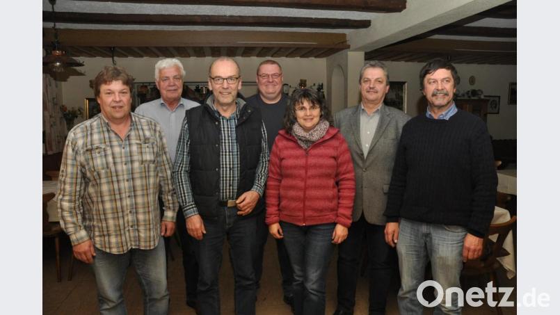 Johann Balk (Dritter von links) steht wieder dem Imkerverein Altenstadt vor. Angelika Meier aus Leuchtenberg ist seine Stellvertreterin. Bürgermeister Andreas Wutzlhofer (Zweiter von rechts) und Kreisvorsitzender Alois Habeck aus Weiherhammer (Zweiter von links) loben dieses großartige Engagement. Bild: dob